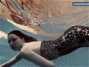 showing bright tits underwater makes everyone wild