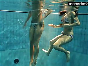 2 cool amateurs flashing their bodies off under water